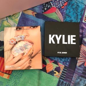 Kylie cosmetics champagne showers highlighter
